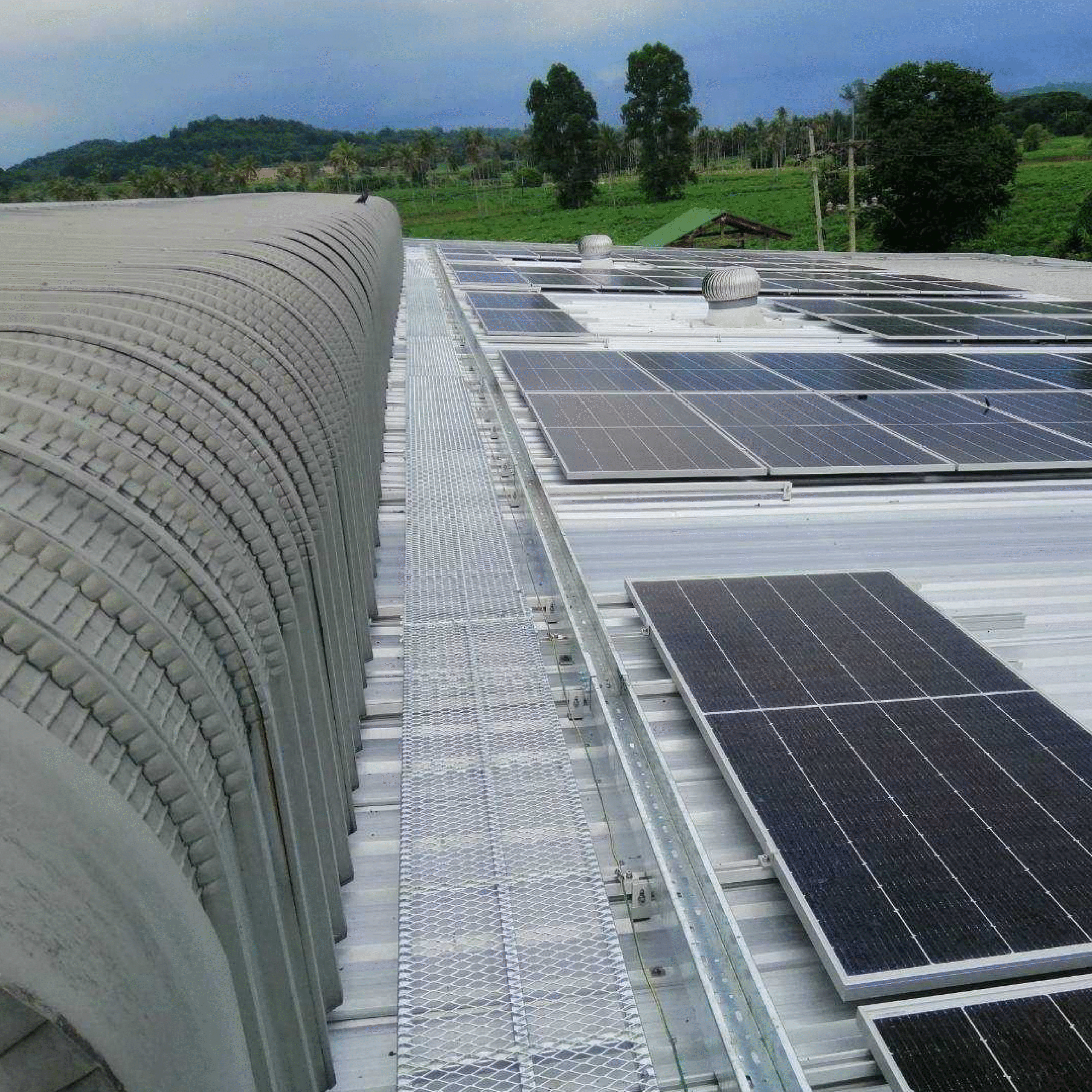 Walkway ริมหลังคาโค้งสำหรับเดินซ่อมบำรุงระบบ Solar