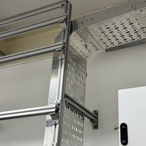 รางเดินสายไฟ Perforated Tray HDG แบบเข้ามุม ติดตั้งบนผนังห้องควบคุม